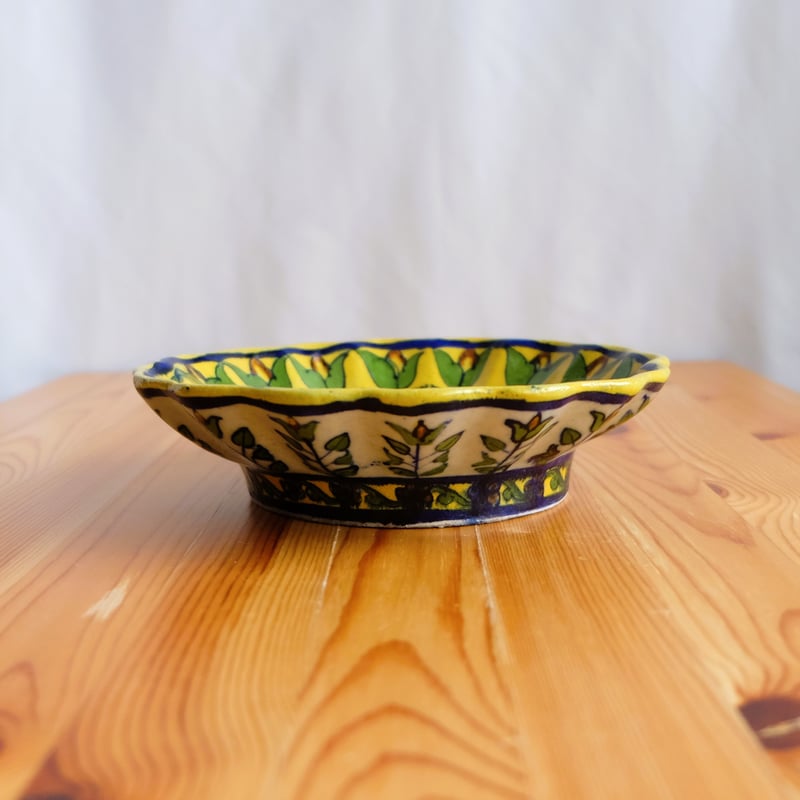 青い花柄の黄色い陶器皿 青い花柄の黄色い陶器皿