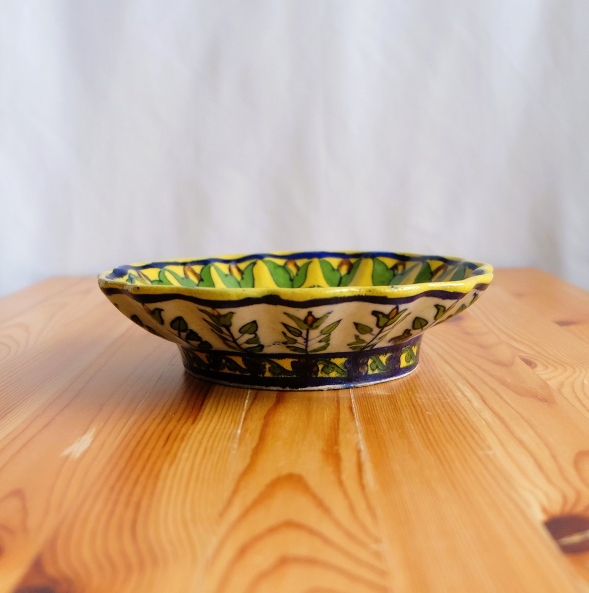 青い花柄の黄色い陶器皿 fit=scale-down,w=1200