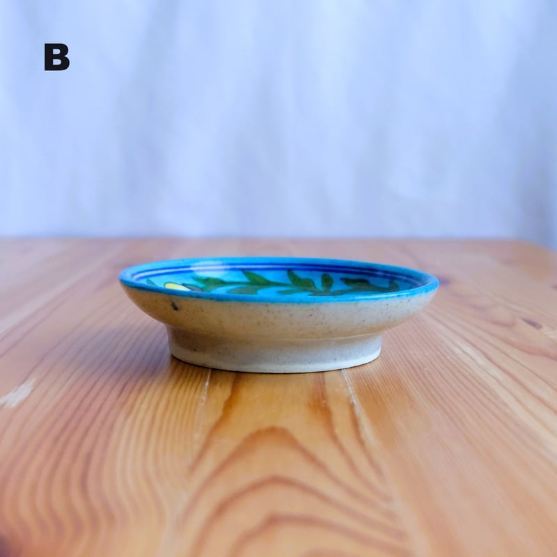 緑のリボン装飾の陶器皿 緑のリボン装飾の陶器皿