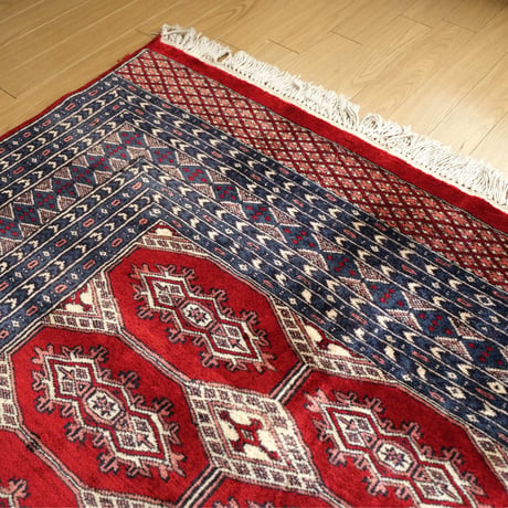 インド　手織り絨毯　ウール　＜約153 x 210 ㎝＞　赤・トライバル