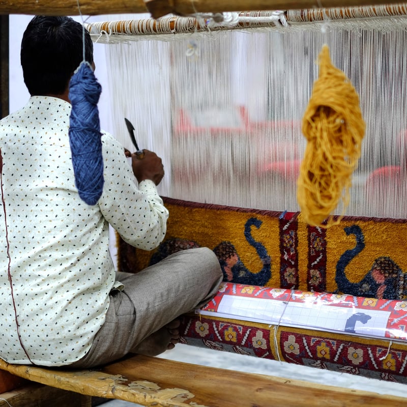 インド 手織り絨毯 ウール ＜約60 x 94.5 ㎝＞ 赤・トライバル