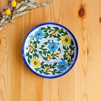 陶器飾り皿　インド　ブルーポタリー　中サイズ　白地に黄色と水色の花