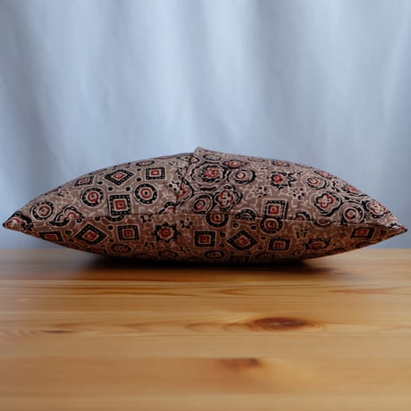クッションカバー　約40×40cm　インド綿　ブロックプリント　アジュラック　ブラウン×紋章