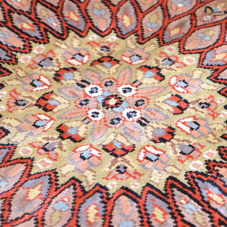インド　手織り絨毯　シルク　＜約123 x 190 ㎝＞　天井文様