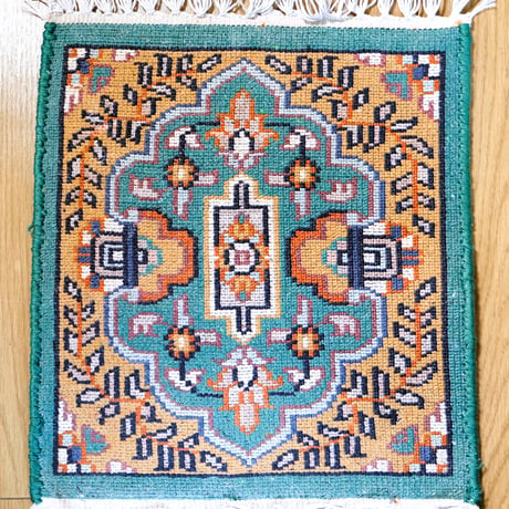 インド　手織り絨毯　シルク　＜約30 x 32 ㎝＞　緑・メダリオン