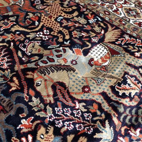 インド　手織り絨毯　シルク　＜約148 x 219 ㎝＞　狩猟文様