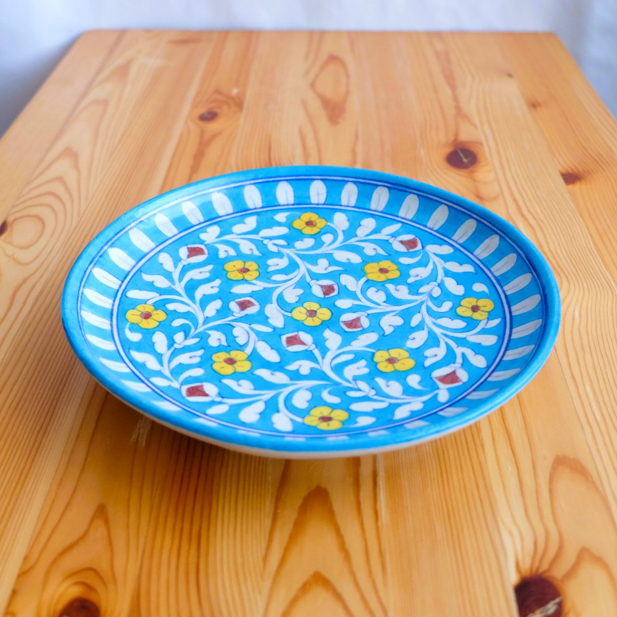 陶器飾り皿 インド ブルーポタリー 大サイズ 水色地に黄色い花