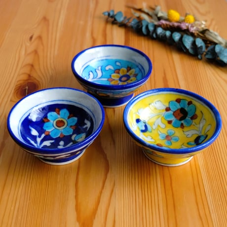 陶器小物入れ　インド　ブルーポタリー　小サイズ　縁取花柄