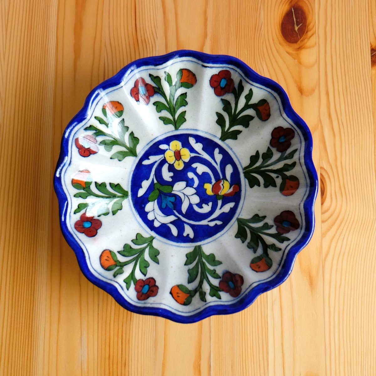 陶器飾り皿 インド ブルーポタリー 波形 白地に放射状の花柄 | インド