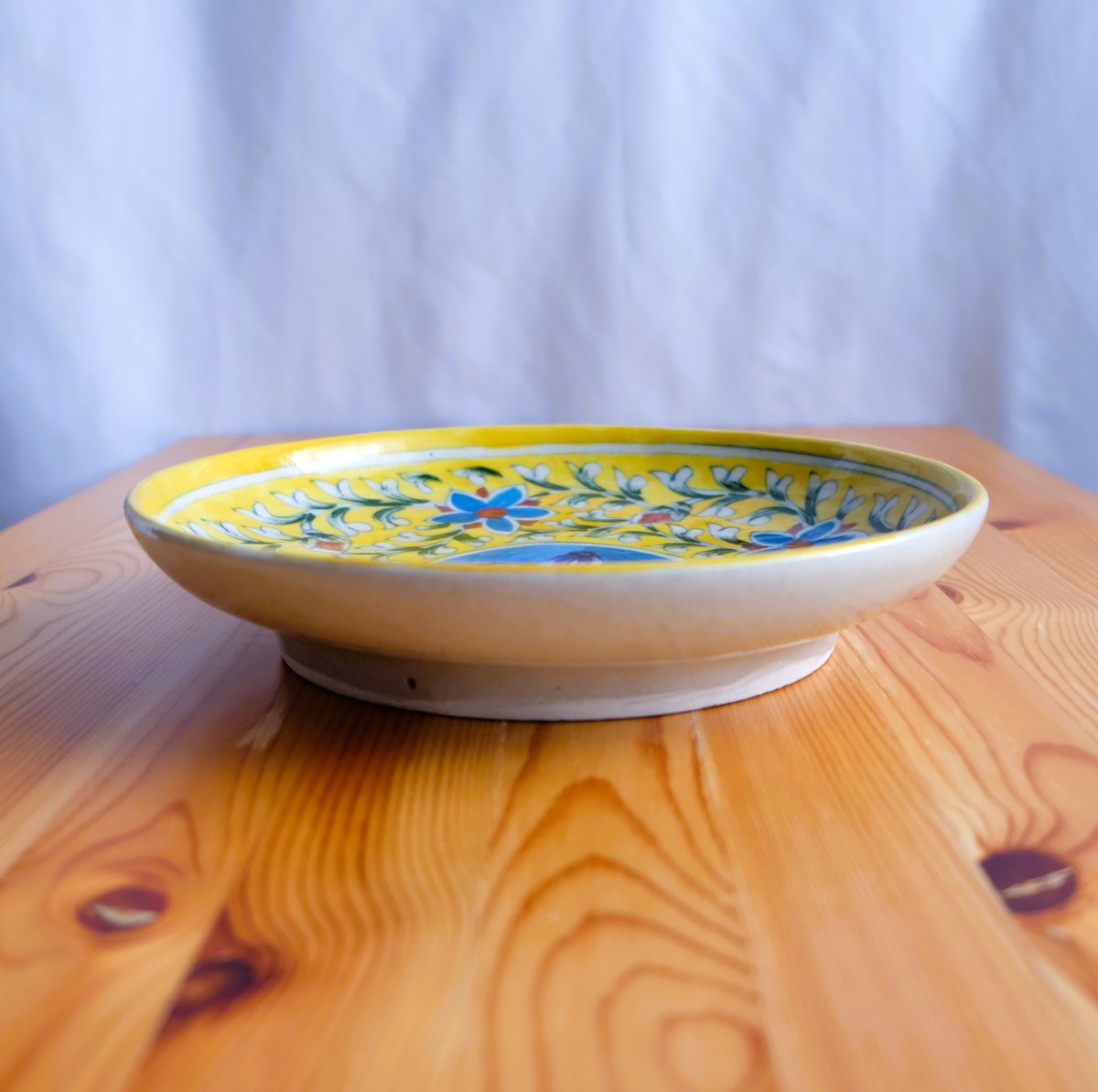 青い花柄の黄色い陶器皿 陶器飾り皿 インド ブルーポタリー 大サイズ 水色地に黄色い花