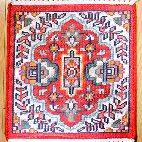 インド　手織り絨毯　シルク　＜約30 x 32.5 ㎝＞　赤・メダリオン
