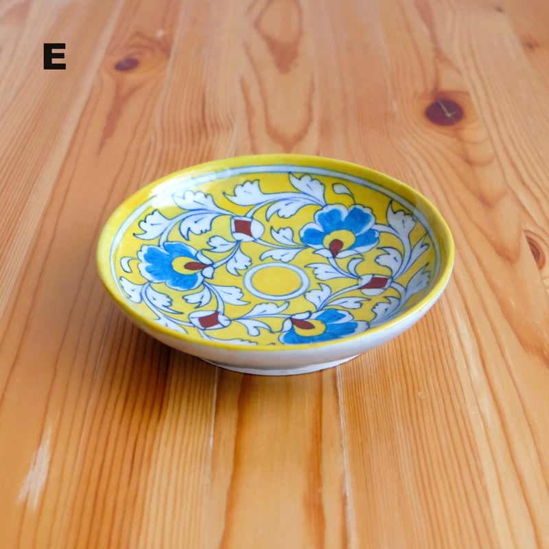 日本アンティークな逸品、花と鳥の模様 フルート型陶器金杯 春秋人物花鳥図薩摩焼蓋付丸壺 - Grace Tsumugi Fine Art