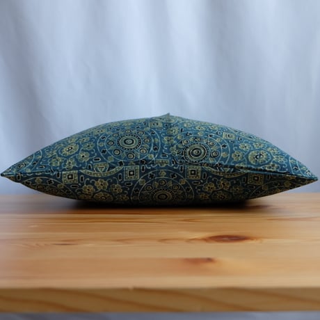 クッションカバー　約40×40cm　インド綿　ブロックプリント　アジュラック　ターコイズ×紋章
