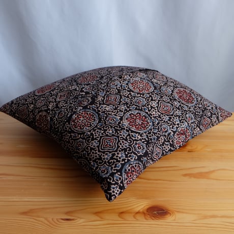 クッションカバー　約40×40cm　インド綿　ブロックプリント　アジュラック　ブラック×紋章
