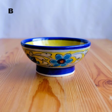 陶器小物入れ　インド　ブルーポタリー　中サイズ　縁取花柄
