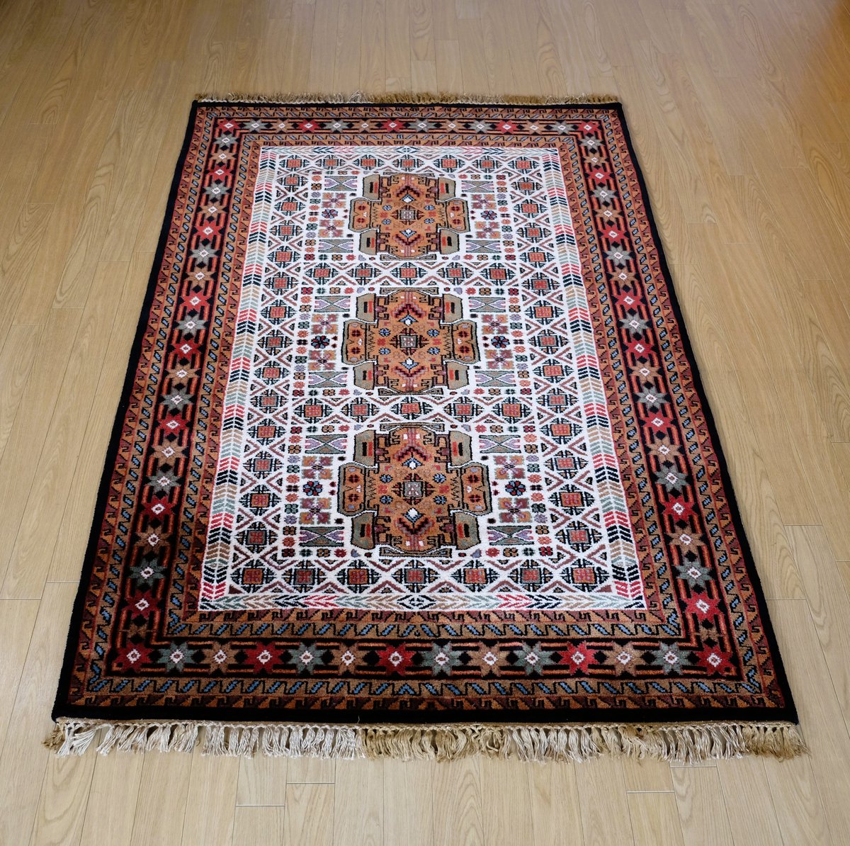 インド 手織り絨毯 キャメルウール ＜約121 x 182 ㎝＞ 白・トライバル