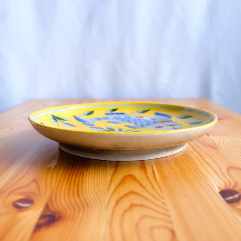 皿　飾り皿　魚紋 　陶器　古玩　置物　インテリア　工芸品　美術品　A3042 7寸皿 線彫り魚紋 舞魚【金城陶器秀陶房】 | 沖縄の工芸品 うぃーりきさん