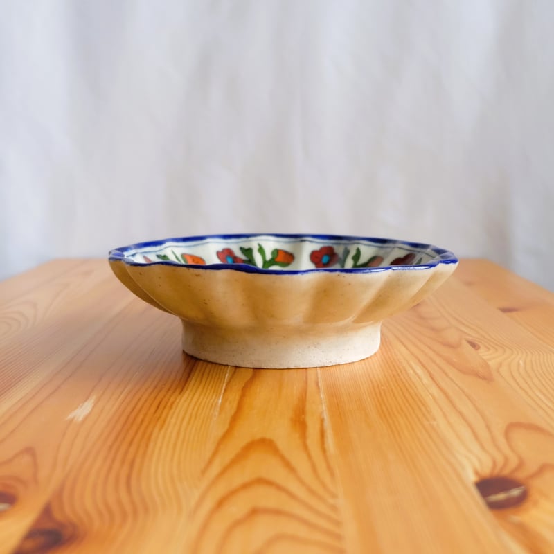 陶器飾り皿 インド ブルーポタリー 波形 白地に放射状の花柄 | インド