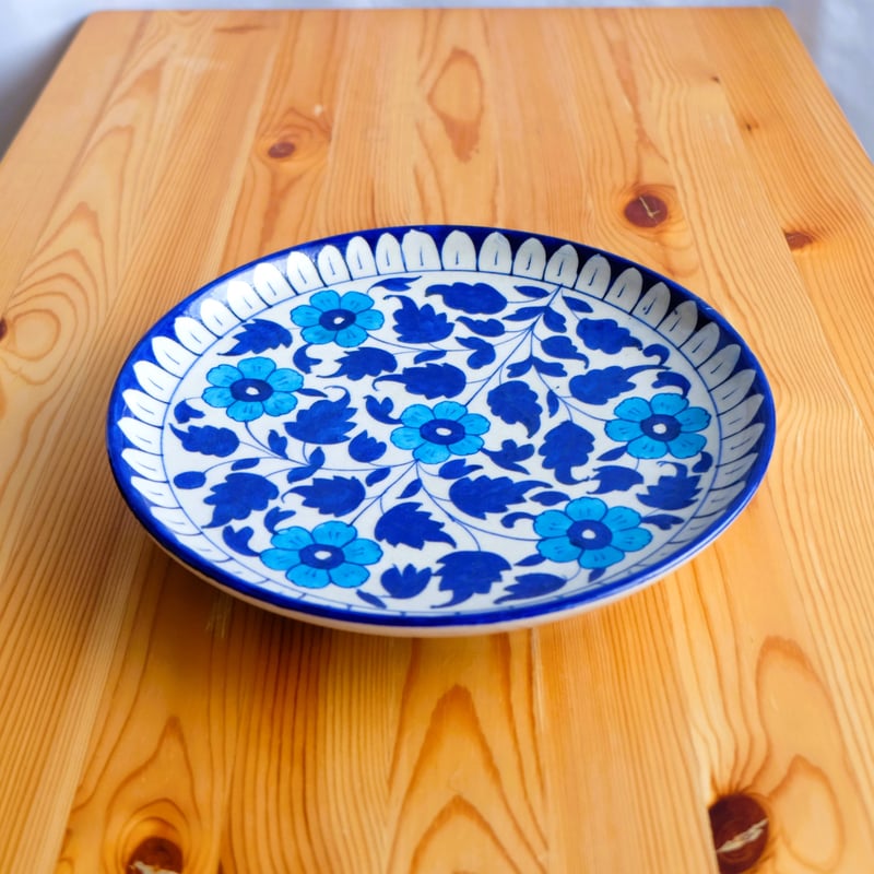 陶器飾り皿 インド ブルーポタリー 大サイズ 白地に水色の花 | インド