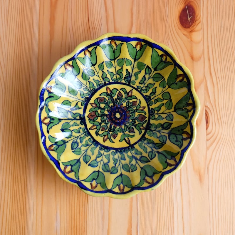 陶器飾り皿 インド ブルーポタリー 波形 黄色地に放射状の花柄