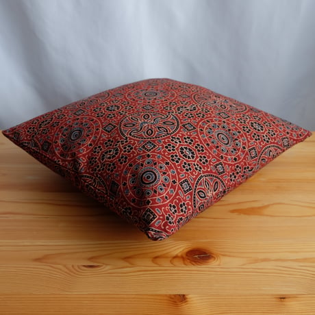クッションカバー　約40×40cm　インド綿　ブロックプリント　アジュラック　レッド×紋章