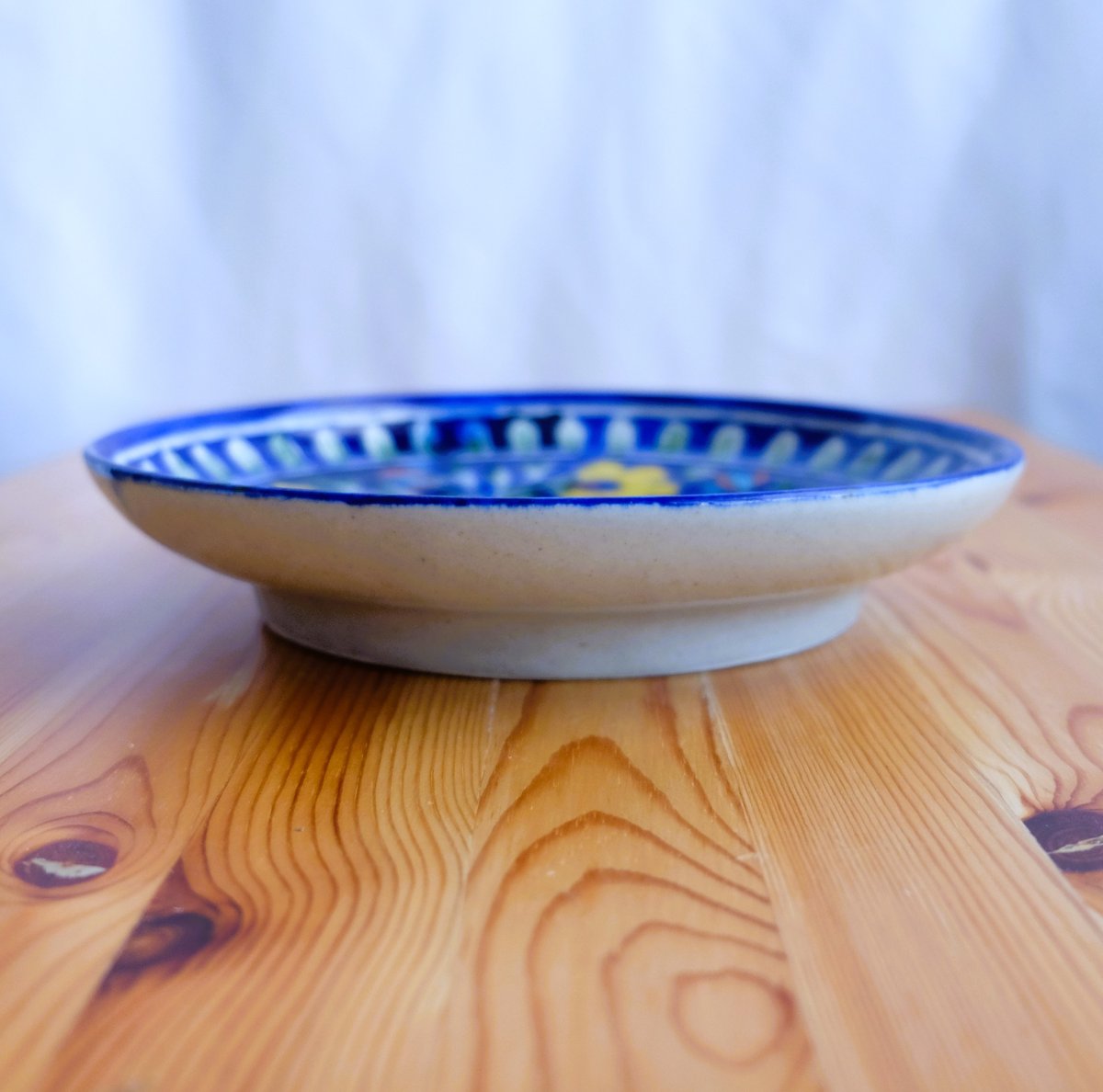 陶器飾り皿 インド ブルーポタリー 大サイズ 青地に黄色の花 | インド