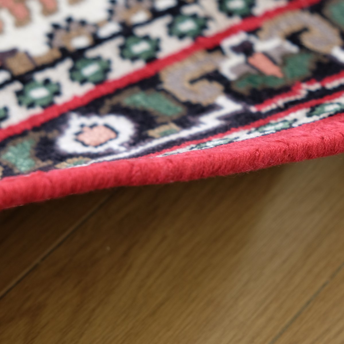 インド 手織り絨毯 シルク ＜約60 x 94 ㎝＞ 赤・メダリオン