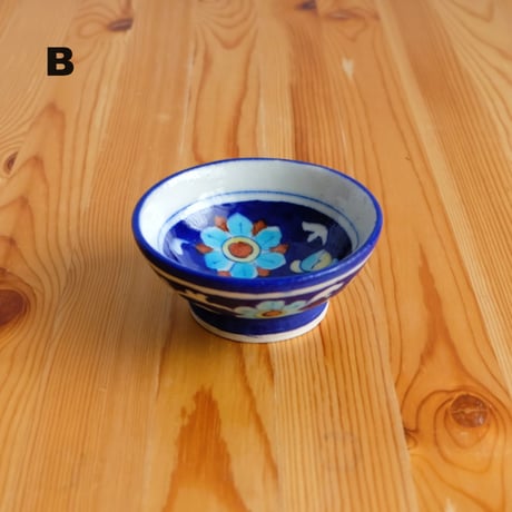 陶器小物入れ　インド　ブルーポタリー　小サイズ　縁取花柄