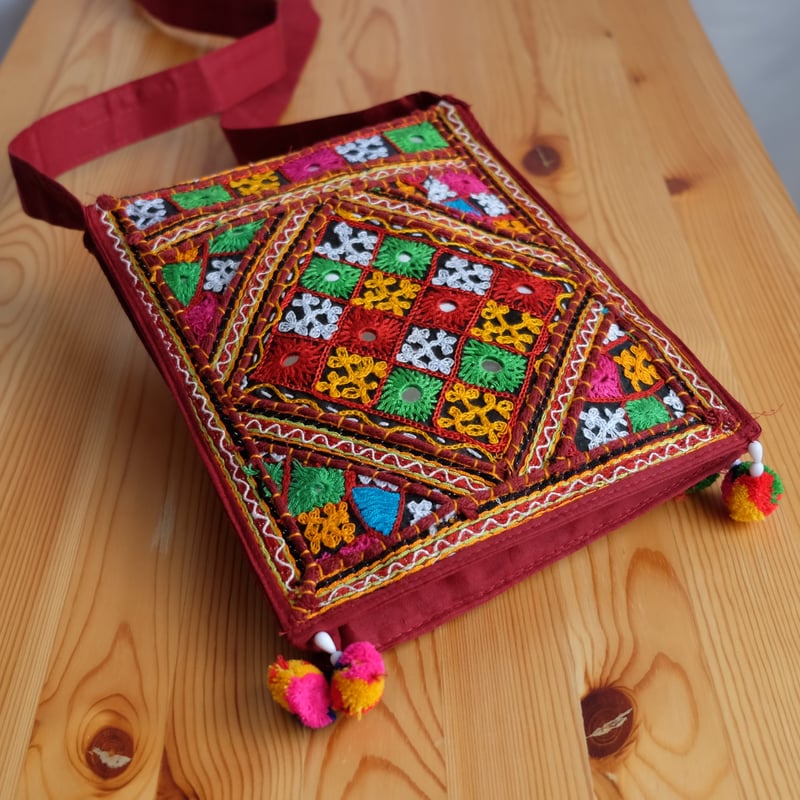 大きめ ポシェット サコッシュ ロラライハリス 刺繍 にゃんこ インド刺繍 大きめ ポシェット サコッシュ ロラライハリス 刺繍 にゃんこ