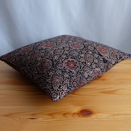 クッションカバー　約40×40cm　インド綿　ブロックプリント　アジュラック　ブラック×紋章