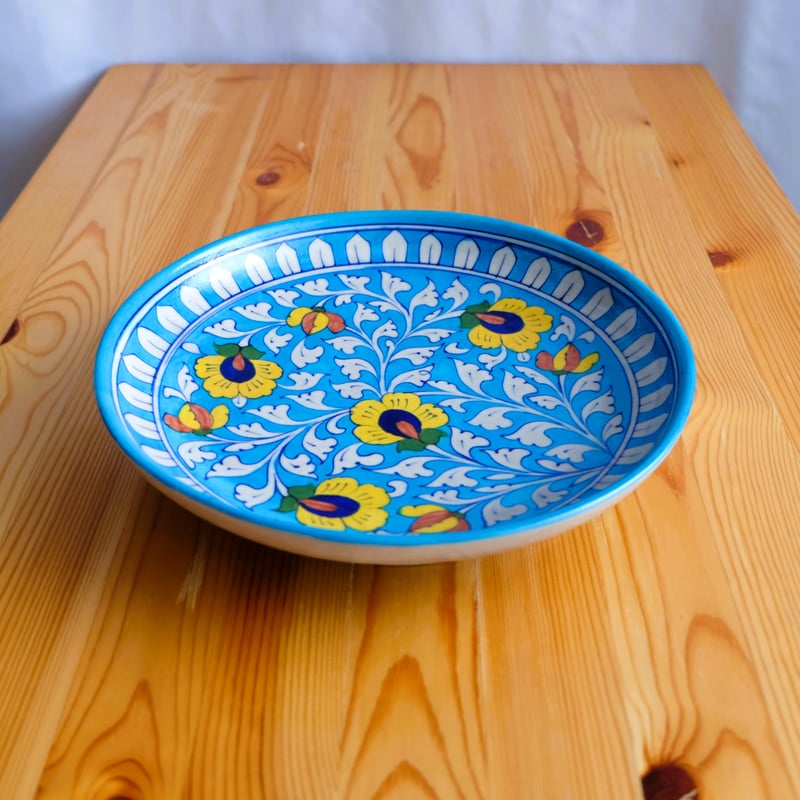 陶器飾り皿 インド ブルーポタリー 大サイズ 水色地に黄色い花