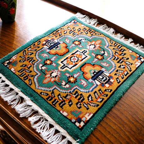 インド　手織り絨毯　シルク　＜約30 x 32 ㎝＞　緑・メダリオン