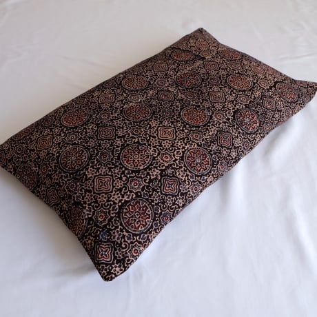 枕カバー　約43×63cm　インド綿　ブロックプリント　アジュラック　ブラック×紋章