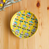 陶器飾り皿 インド ブルーポタリー 波形 黄色地に放射状の花柄