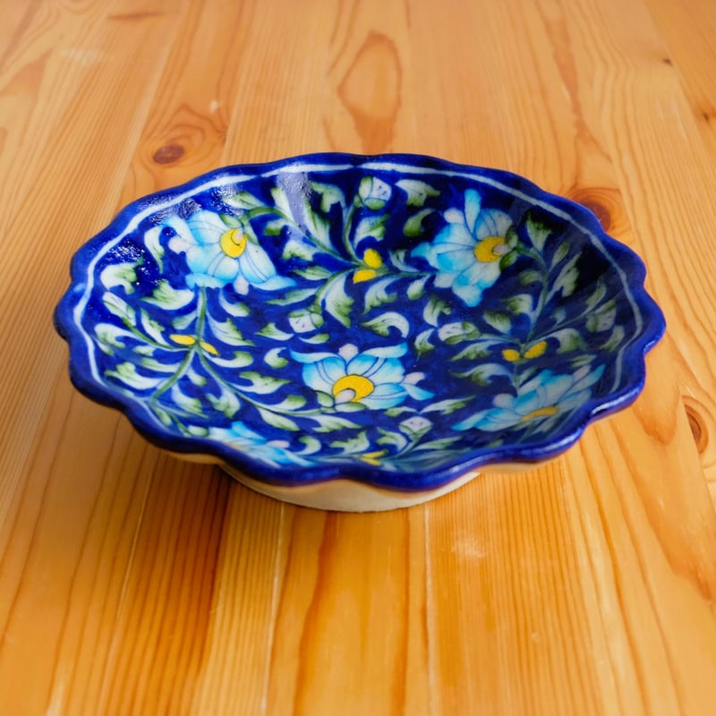 陶器飾り皿 インド ブルーポタリー 波形 青地に花柄 | インド雑貨のお