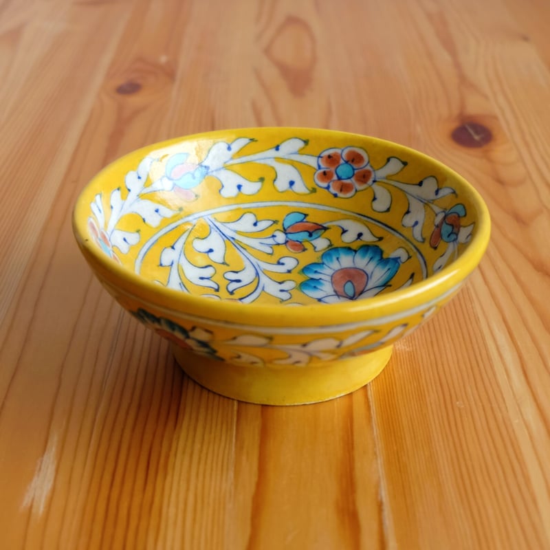 青い花柄の黄色い陶器皿 スペイン陶器】丸深皿(青緑花) | 照明＆エシカルライフスタイル