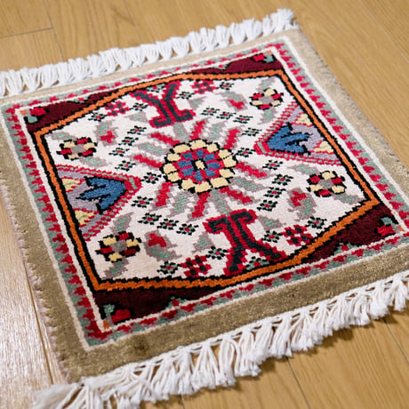 インド　手織り絨毯　シルク　＜約30.5 x 28 ㎝＞　白・メダリオン