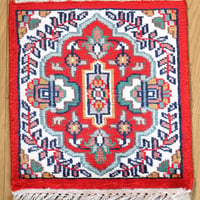 インド　手織り絨毯　シルク　＜約30 x 32.5 ㎝＞　赤・メダリオン