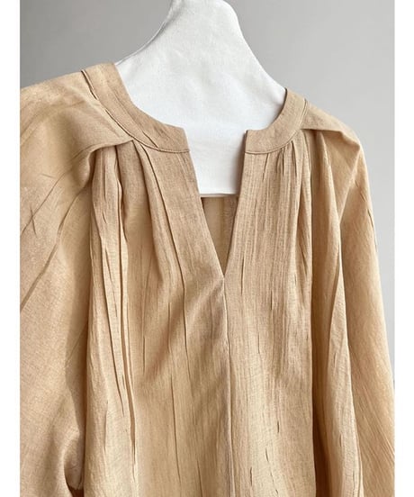 Tuck design volume sleeve blouse /2color　　IR1631