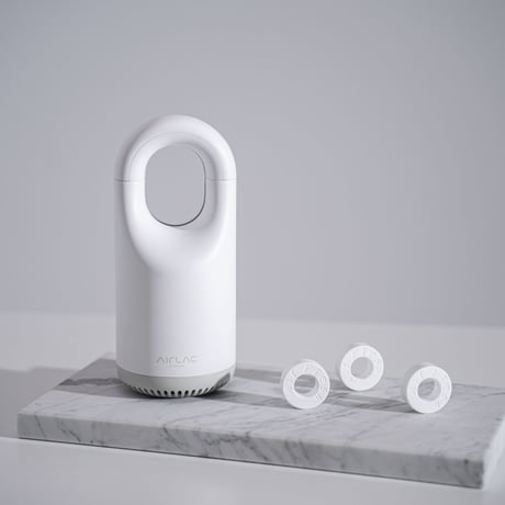 クローゼット内の空気環境を劇的に快適化する｜衣類ケアデバイス「AIRLAC」
