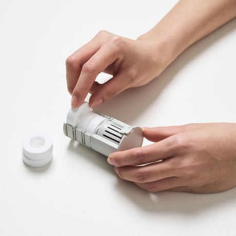 クローゼット内の空気環境を劇的に快適化する｜衣類ケアデバイス「AIRLAC」