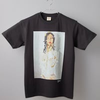 053 【長坂真護】Tシャツ「無精卵を被る女」（オーガニックコットン）