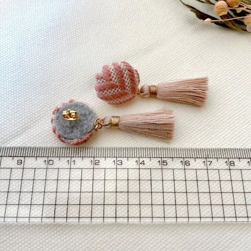 こぎん刺し くすみピンクのタッセルピアス／イヤリング | こぎん雑貨