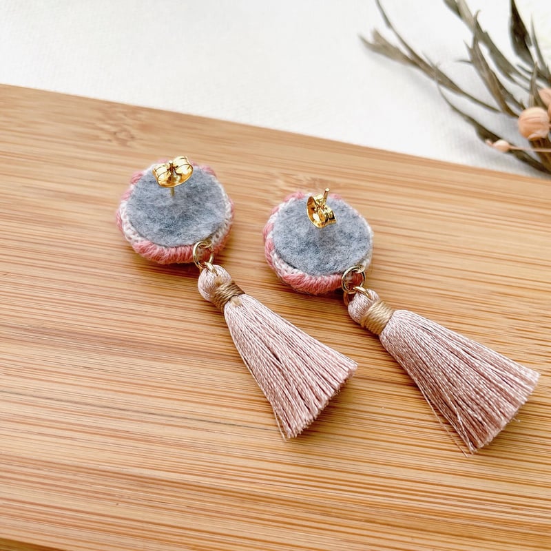 こぎん刺し くすみピンクのタッセルピアス／イヤリング | こぎん雑貨