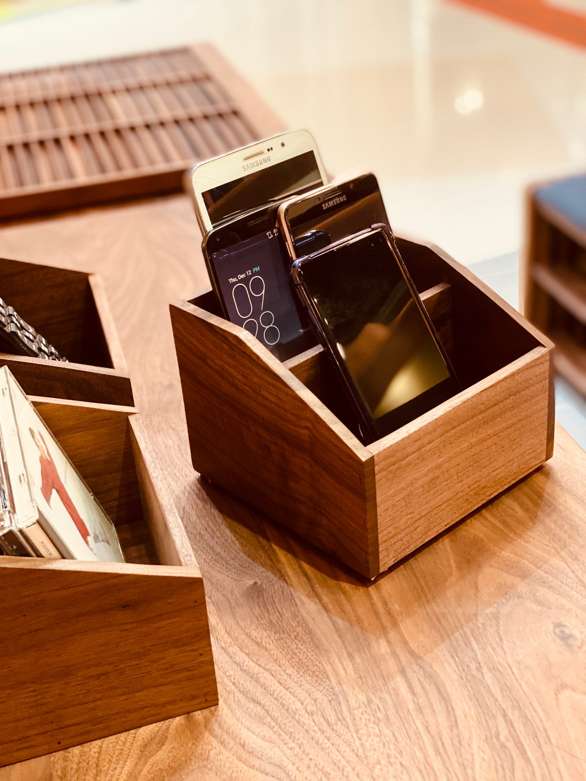 Walnut製　リモコン収納スタンド  ◆Woody’s Plus Store Walnut製 リモコン収納スタンド | WOODY'sPlus STORE