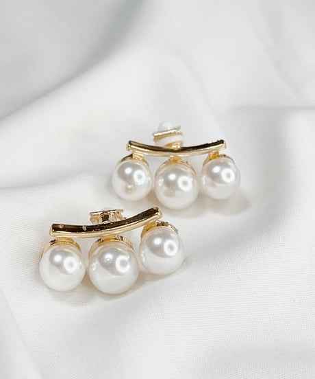 Triple Pearlピアス/イヤリング