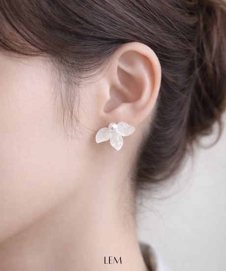 White Flowerピアス/イヤリング