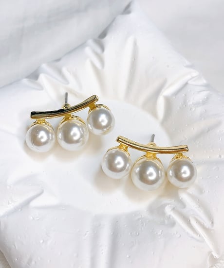 Triple Pearlピアス/イヤリング