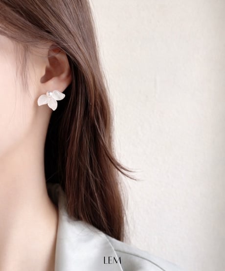 White Flowerピアス/イヤリング