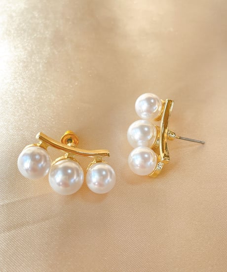 Triple Pearlピアス/イヤリング